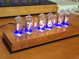 > Nixie sat u drvetu <