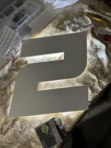 3D slova sa pozadinskim svetlom