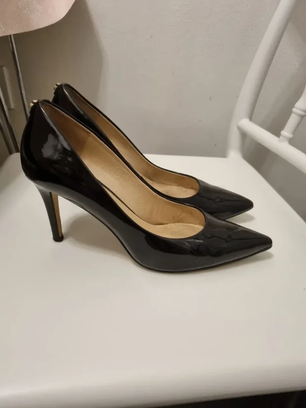 Crne lakovane salonke Guess, br 36 1/2