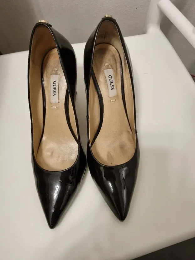 Crne lakovane salonke Guess, br 36 1/2