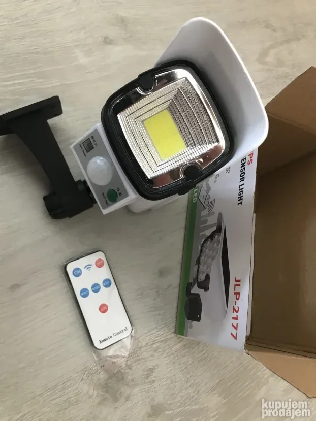 Led solarni reflektor sa senzorom pokreta 20w KAMERA LAZNA