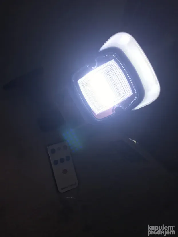 Led solarni reflektor sa senzorom pokreta 20w KAMERA LAZNA