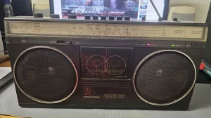 Stereo radio grunding