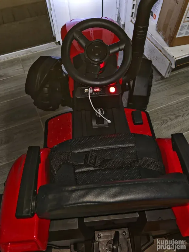 Traktor za decu na akumualtor 12v + daljinski meko sediste i