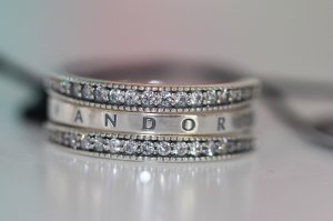PANDORA prsten Flipping Hearts srebro ale s925 197404CZ