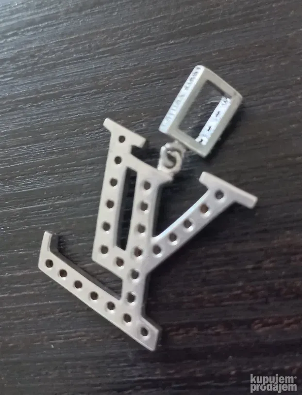 Prelep Stari Srebrni privezak Louis Vuittton, sa Logom brend