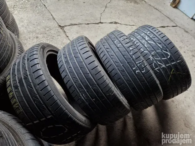 Cetiri odlicne letnje gume 18 ke DUNLOP 215-45/18 Dot 1714 s