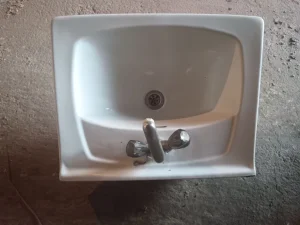 lavabo sa baterijom slavinom
