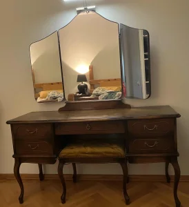Toaletni sto sa ogledalom i stolicom