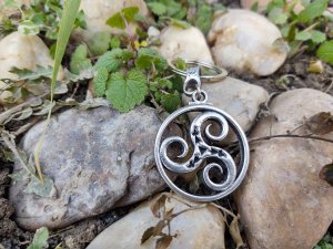 Triskelion privezak,Keltski simbol srece,Triskele ogrlica