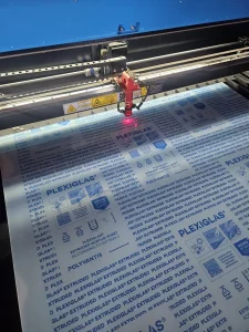 Usluzno secenje i savijanje plexiglasa