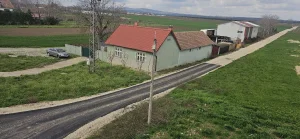 Plac sa kucom i halom
