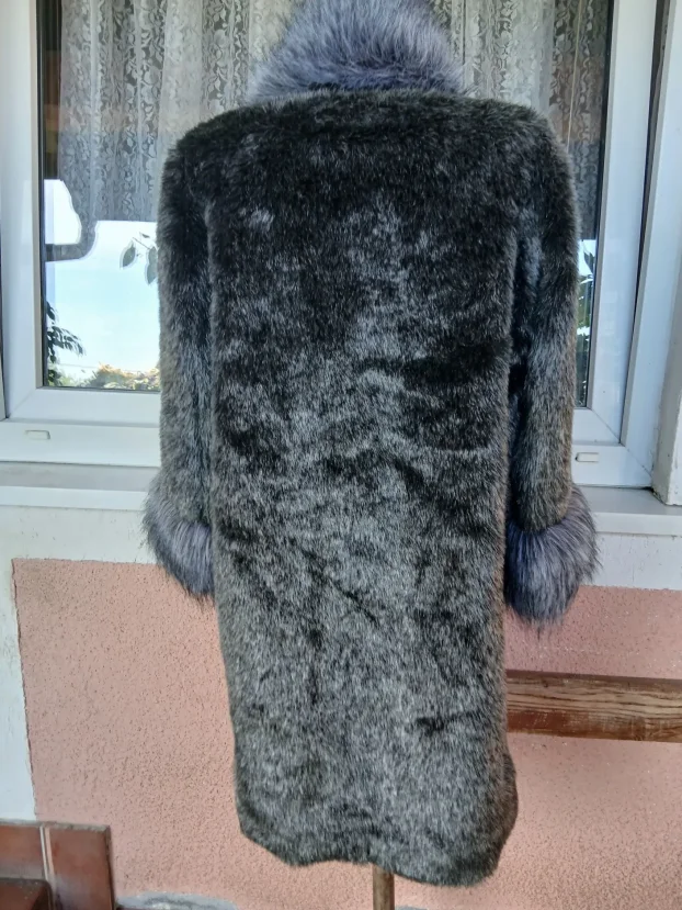 Sivo crna P..S savrsena bunda vel .l.