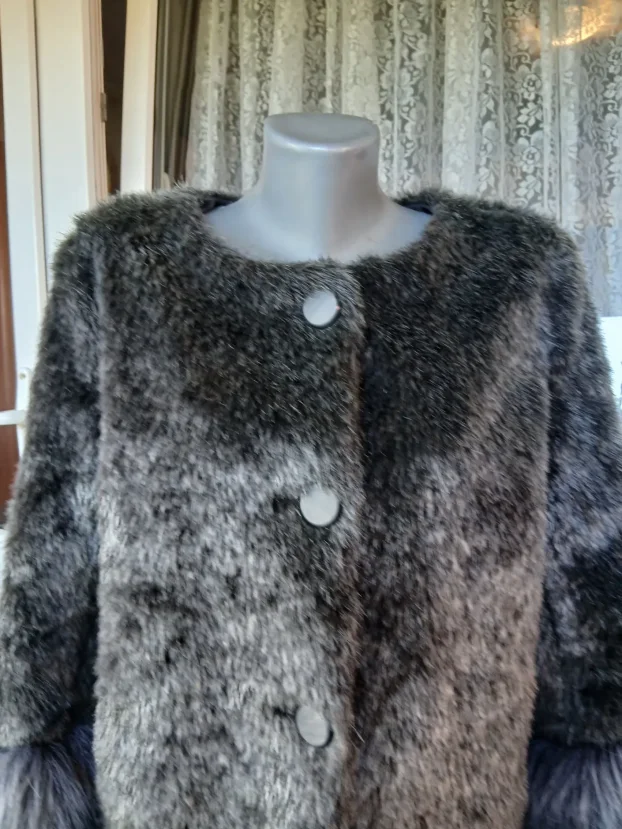 Sivo crna P..S savrsena bunda vel .l.