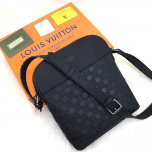 Louis Vuitton District Pochette İnfini Torba