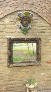 Staro ogledalo u duplom ramu