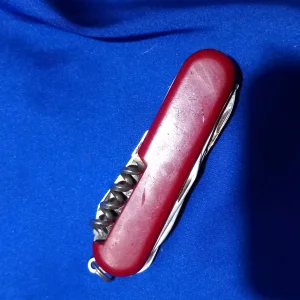 Mali crveni džepni nožić