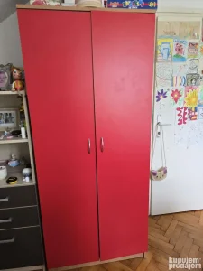 ORMAR-garderober sa policom