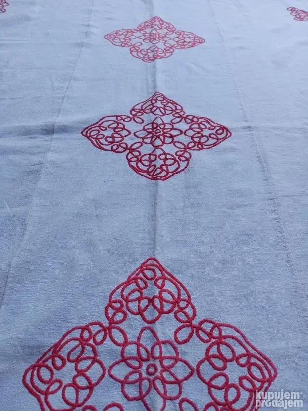 Veoma lep veženi stolnjak laneno platno 190x140cm