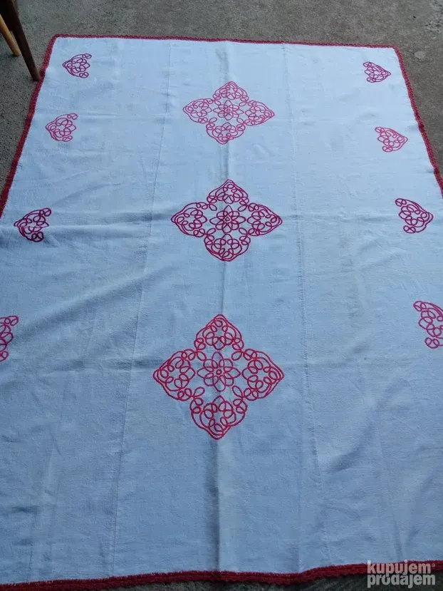 Veoma lep veženi stolnjak laneno platno 190x140cm