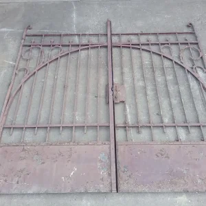 Stara kapija od kovanog gvožđa