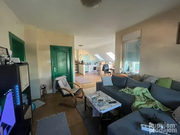 Trosoban stan 90m2 u Novom Sadu HITNO!