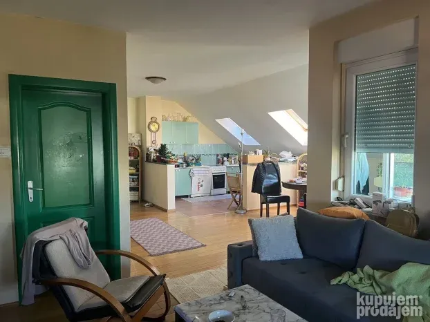 Trosoban stan 90m2 u Novom Sadu HITNO!