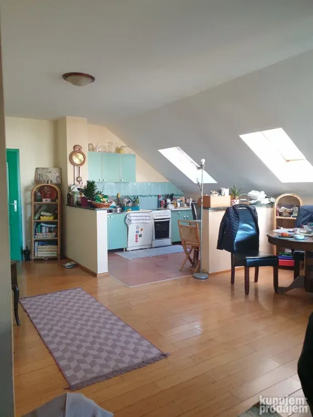 Trosoban stan 90m2 u Novom Sadu HITNO!