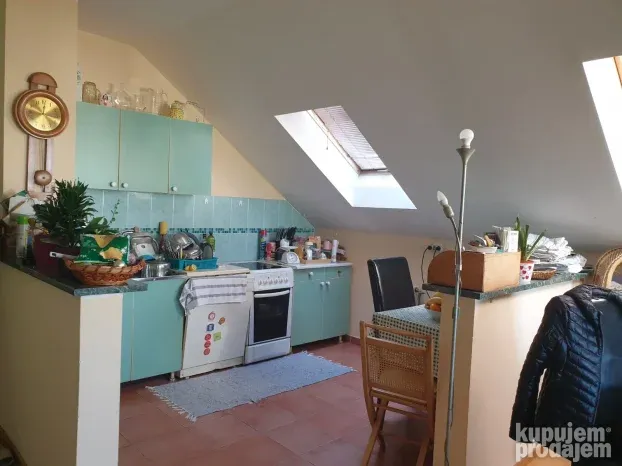 Trosoban stan 90m2 u Novom Sadu HITNO!