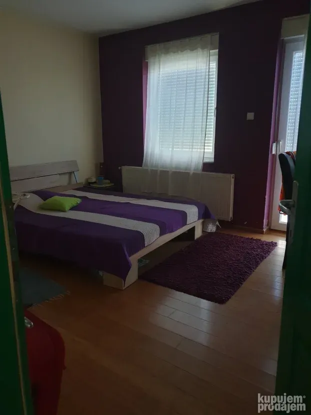 Trosoban stan 90m2 u Novom Sadu HITNO!