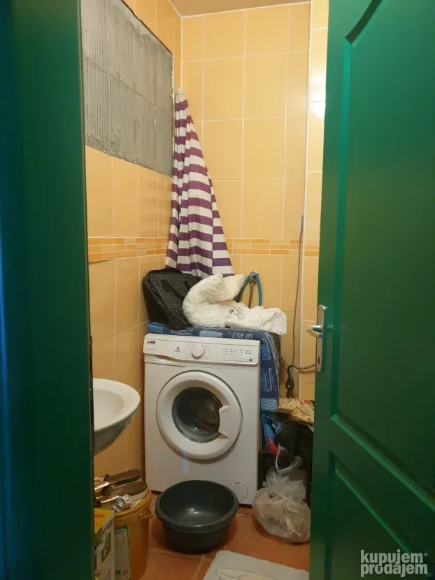 Trosoban stan 90m2 u Novom Sadu HITNO!