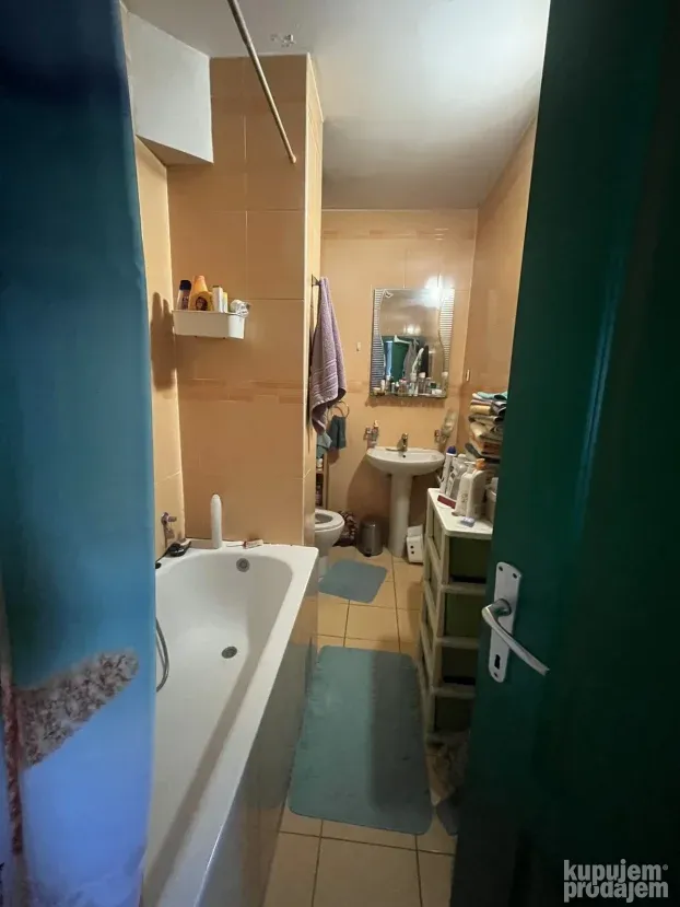 Trosoban stan 90m2 u Novom Sadu HITNO!