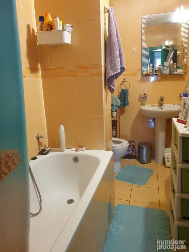 Trosoban stan 90m2 u Novom Sadu HITNO!