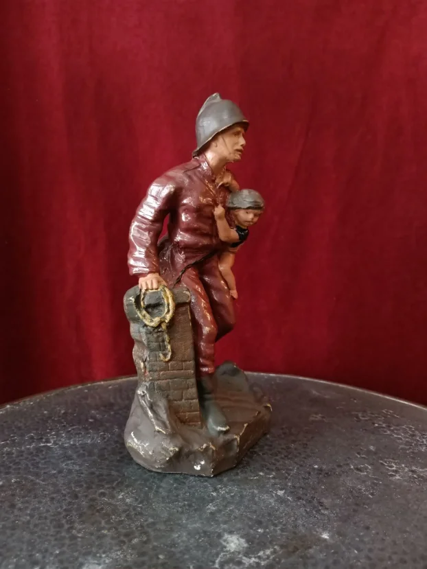 Figura Vatrogasac i dete na krovu