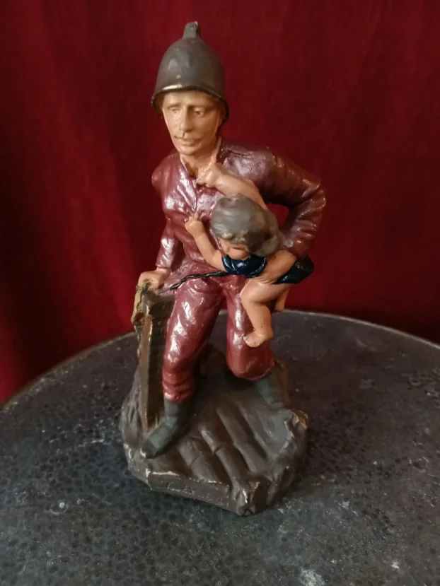 Figura Vatrogasac i dete na krovu