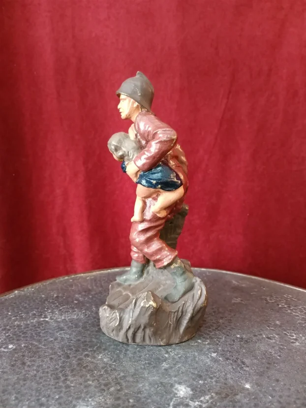 Figura Vatrogasac i dete na krovu