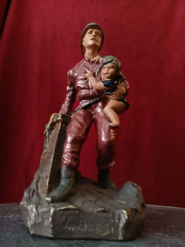 Figura Vatrogasac i dete na krovu