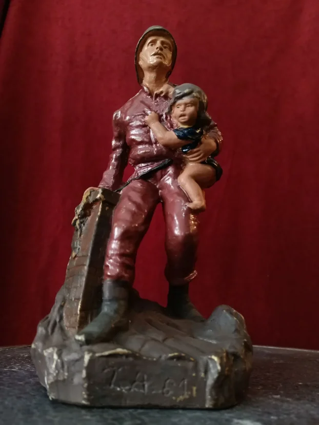 Figura Vatrogasac i dete na krovu