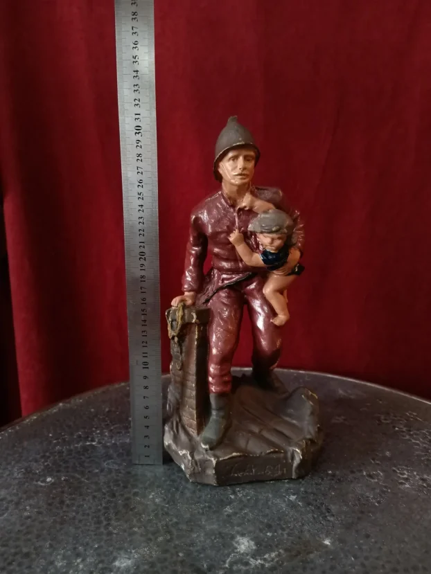 Figura Vatrogasac i dete na krovu