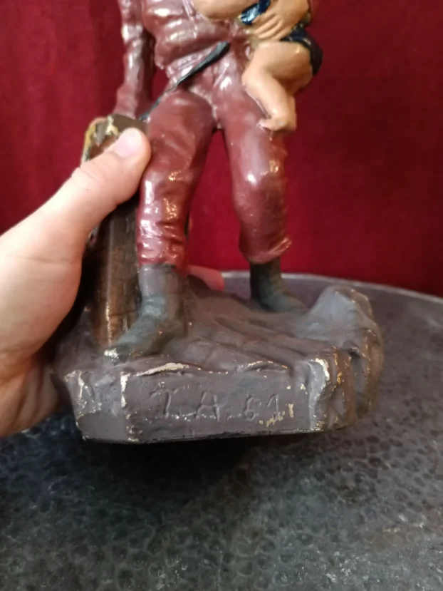 Figura Vatrogasac i dete na krovu