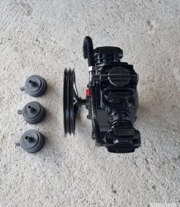 Kompresorska glava sa tri klipa