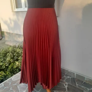 Bordo plisirana duga suknja S