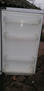 police na vratima od frizidera kombinovanog beko csa34000s