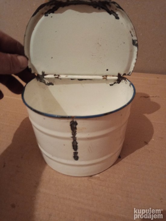 Stara emajlirana posuda