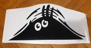 Gotova nalepnica cudovista koje viri iz automobila (gepeka)