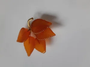 Bros od Baltickog cilibara u pozlati sa zigom