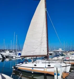 Poklon jedrilica PIViRE od 7 m sa motorom, jedrima, jarbolom