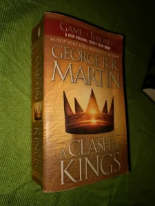 A clash of kings - G. R. R. Martin