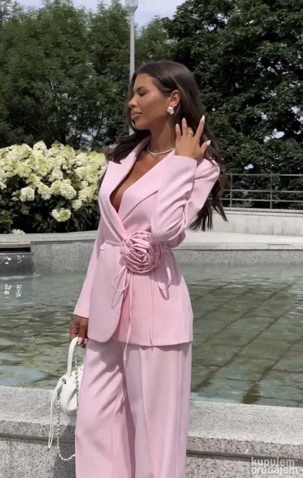 Komplet sa ruzom Cena: 3.700 dinara