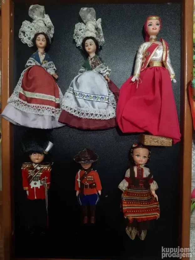 131 vintage lutkica u narodnim nosnjama (1874)